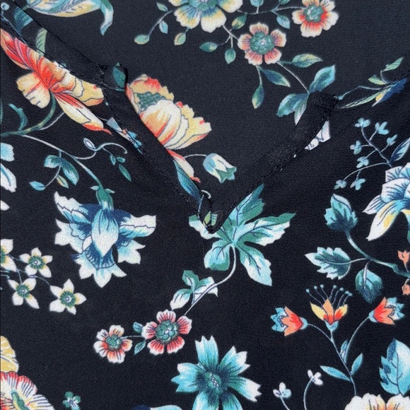 GORGEOUS! Black floral blouse with ruffle details and 3/4 length sleeves - Picture 7 of 12